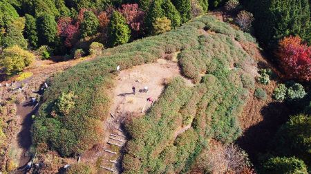 ここからはドローンによる空撮。上空から東床尾山の山頂をみるとこんな感じなのか