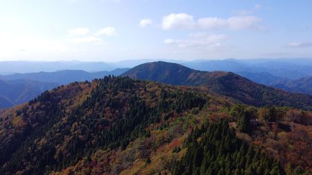 空撮で西側を見てみる。中央の山は西床尾山になるのかな？