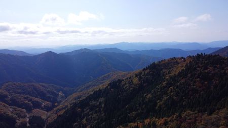 空撮で南側の展望を撮影。先日登った段ヶ峰とか見えてるようだけどどれだかわからない
