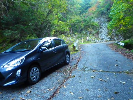 西床尾山登山口の手前にちょうど駐車できる場所があったのでここからスタート