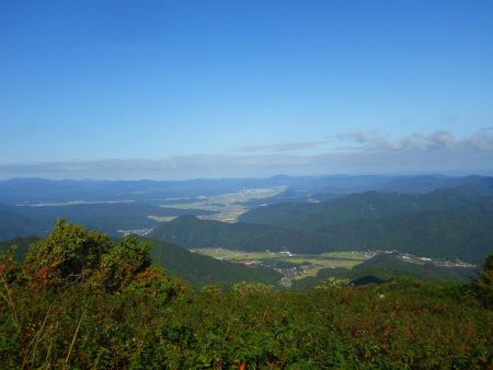 豊岡市や出石町方面の展望。向こう側の山は来日岳だと思われる
