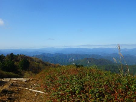 こっちは氷ノ山方面だけど、奥に見えてる一番高い山がそうなのかな！？形に特徴がないのでわからない