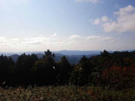 南部の展望。写真ではわかりにくいけど山頂に電波塔のようなものが立ってる山は粟鹿山かな！？