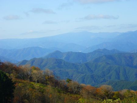 ズームで氷ノ山方面を撮影してみたけど本当にそうなのかわからない。でも見えてる山で一番高いんだよね