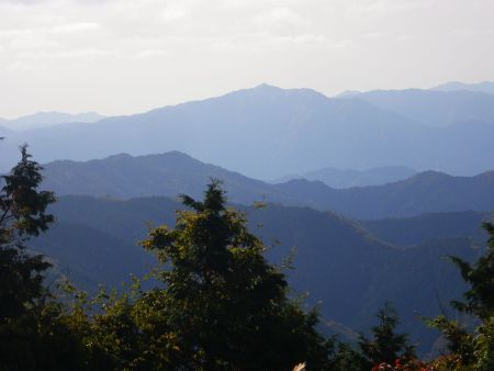 ズームで南側を撮影してみた。山頂に電波塔みたいなのが立ってる山はやっぱり粟鹿山なのかな？方角は合ってるはず