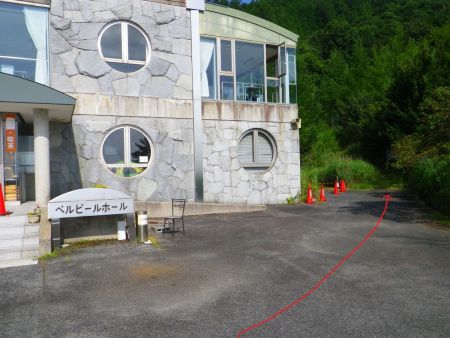 ベルピールホールの右側の奥に登山口がある