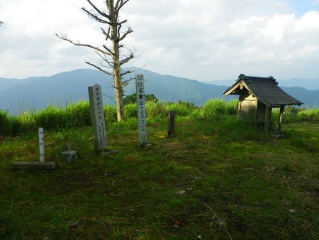 日名倉山の山頂(1047m)に到着。本当に30分ほどで登ってこれた