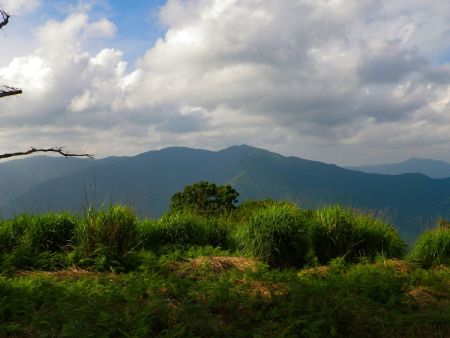 日名倉山の山頂から北側の展望。高い山が見えるけど駒の尾山かな！？