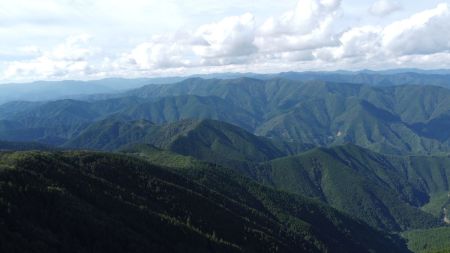 空撮で北西側の景色。どこまでも山々が続くけど何の山が見えてるのかわからない