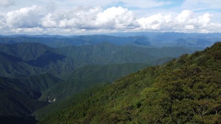 空撮で北東側の景色。大峰山脈はこっちだと思うんだけど、かなり遠くに見えてる山脈がそうなのかな！？