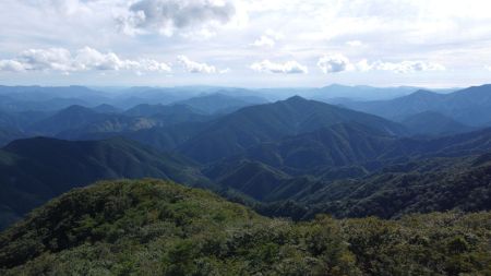 空撮で南側の景色。冷水山の山頂からは３６０度パノラマで山々が望めるんだね