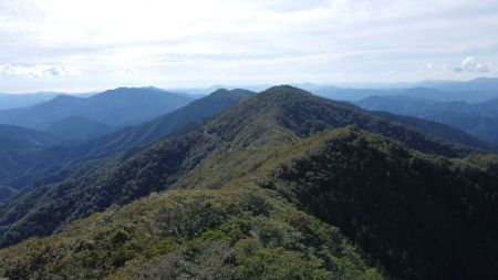 最後に空撮で果無山脈の稜線を撮影してみた。縦走もかなりのアップダウンがありそうな感じだね