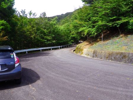 冷水山登山口の前は広くなっているのでここに車を駐車してスタート