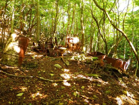 なんか変な機械が捨てられていたけど、付近にワイヤーがあったりしたので山で何か使われていたのだろうか！？