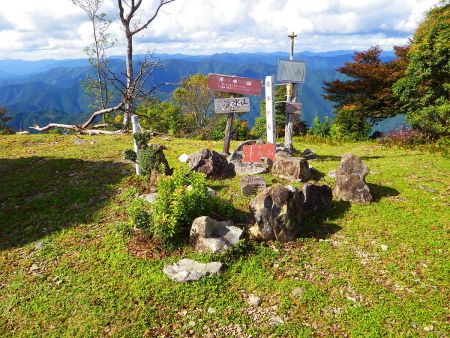 冷水山の山頂(1262m)に到着。３０分ほどで登ることができた