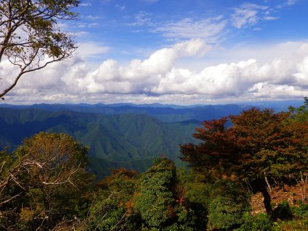 北東方面の展望。大峰山脈が見えてるはずなんだけど、どれなのかよくわからない