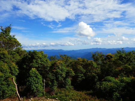 南東方面の展望。こっちは何の山が見えてるのかわからない