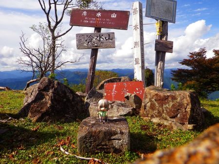 せっかくなので冷水山の山頂で雪村あおいちゃんを撮影しておいた