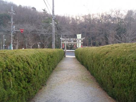 鳥居をでて左。沢を渡るが、次の画像に注目