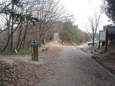 ここを右。この先を登っていくとほしだ園地展望台