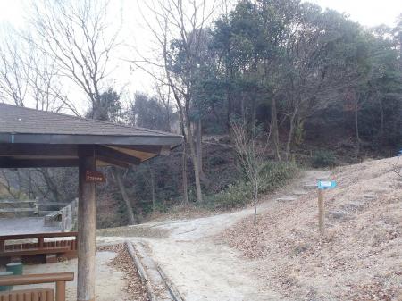 東屋より右へ登っていく