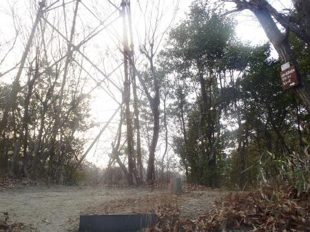 茨尾山方面へ向かい鉄塔がある