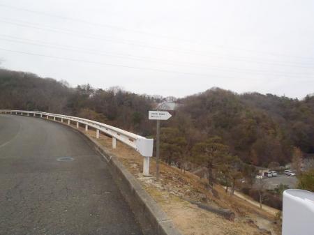 一旦道路にでて階段を下りる