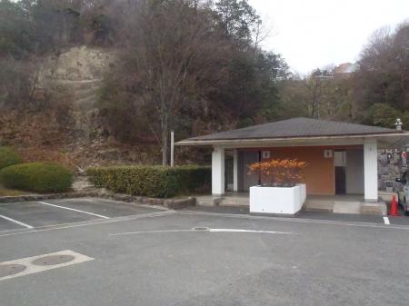 飯盛霊園4区の駐車場。登山口は右へ