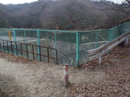 ここ右（池の南側）へ。