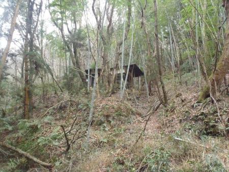 右の尾根途中に小屋があった