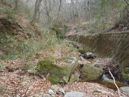 堤防より右の尾根に登っていけるが、あくまで左側へ