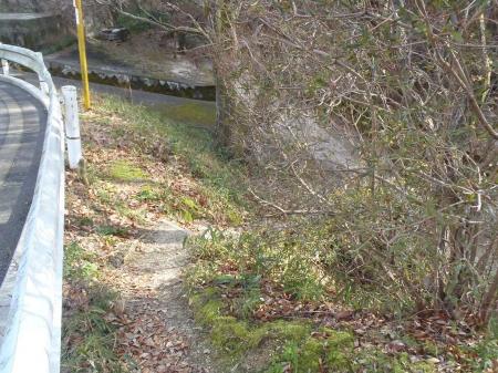 バス停裏を降りる