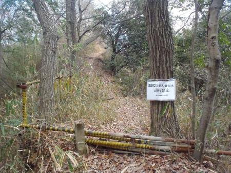入り口すぐ左に立ち入り禁止とかいてるが、これ入らないと白峰いけないので入る