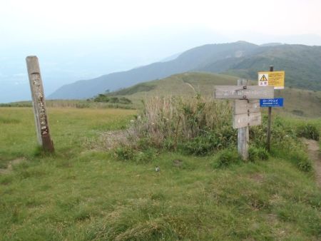 山頂表示だが山頂はもう少し上