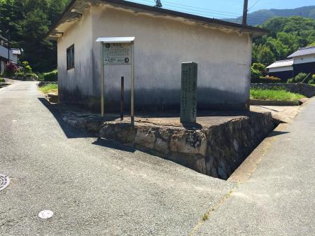 左にかいている看板の山王神社400mで半分くらいかも