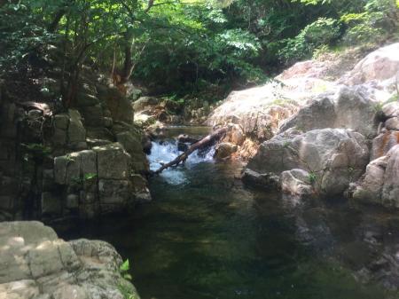 最初の難関。それほどでもないが、日陰で水が非常に冷たい＆水量が多いので浅い部分を見つけて登っていく