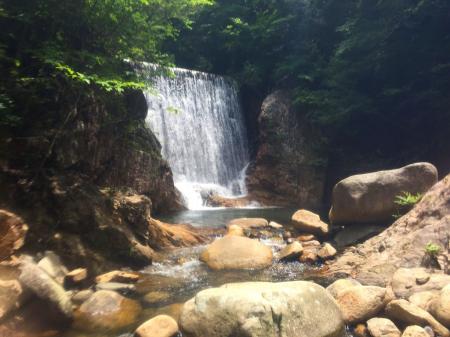 一つ目の堤防に到着。堤防手前、左側から登って巻きます