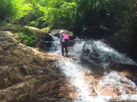 流れに負けないS嬢。なかなか沢歩きにも慣れてきた模様
