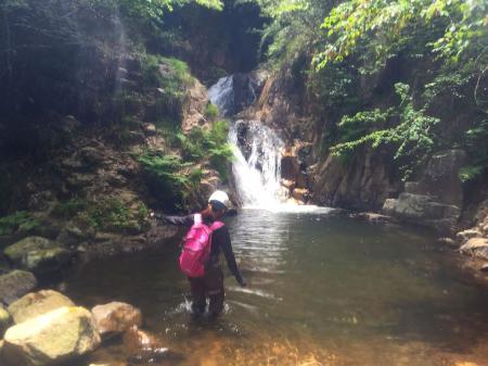 鍋谷滝直下。ここ写真では伝わらないが、結構流れが強くちょい滑る。とりあえずS嬢は左側を登る