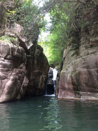 これが逢山峡で有名なゴルジュ。画像で見ているよりかなりの水量・・・
