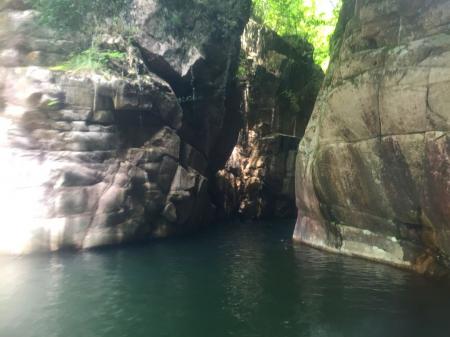 左側から登ろうか考えて泳いでみたが、かなり深い！とてもS嬢が辿りつけそうにないので巻くことにした