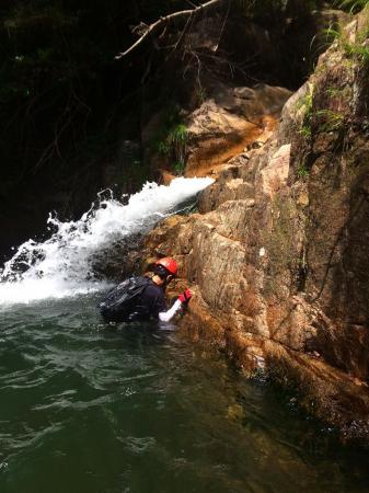 ここも深いがトラバースして登る。実は一回滑って落ちた（笑）