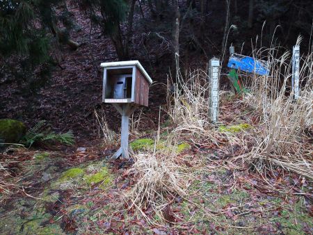 百里新道登山口からスタート。駐車場はここのすぐ隣にあった