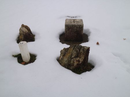 奥に立派な三角点が設置されていた。雪に埋まってるんじゃなくてこの周りだけ雪がないのが不思議だった
