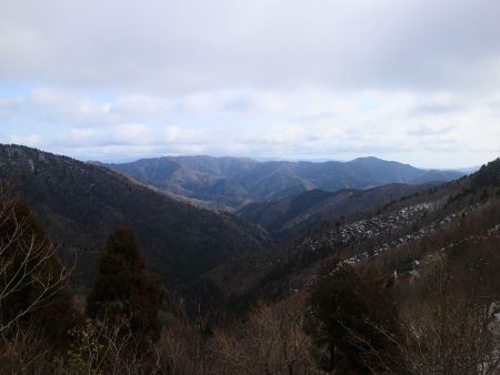 細尾根からの唯一の展望地からガスがはけて展望があった。でも何の山が見えてるのかは不明だけど東側なんよね
