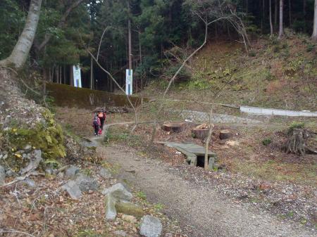 駐車場より登山口へ