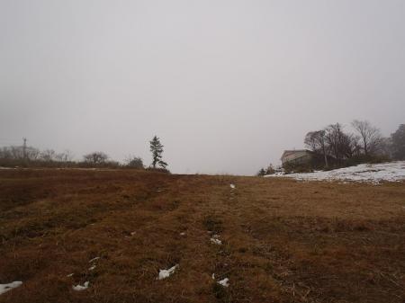 旧スキー場を歩く