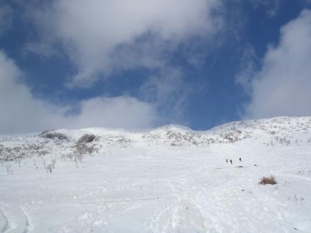 伊吹山の稜線が真っ白