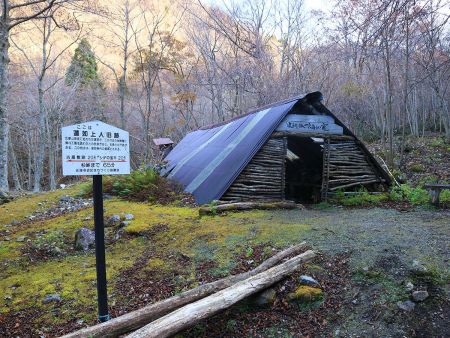 蓮如上人旧跡。ここまでぶっとおしで歩いてきたので、この中で休憩することにした