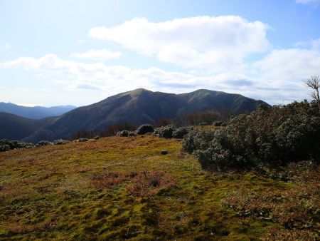 振り返ると雨乞岳がでかでかとそびえていた